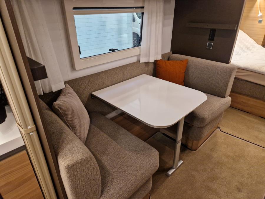 903HT / Markiisi / 2 x TV / Kaasun ulosotto / Kaasu-uuni / Mikro / PP-teline /  Makuupaikat 8:lle