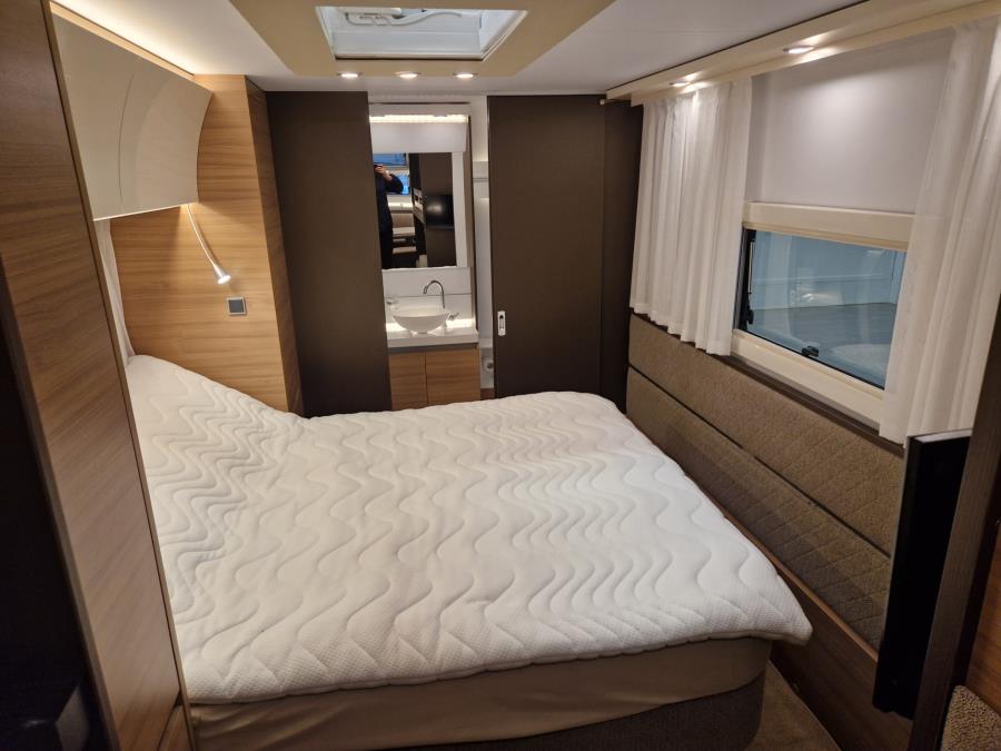 903HT / Markiisi / 2 x TV / Kaasun ulosotto / Kaasu-uuni / Mikro / PP-teline /  Makuupaikat 8:lle