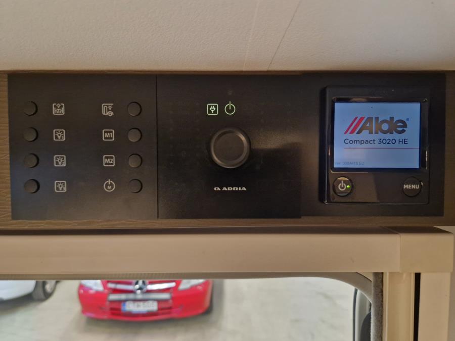 903HT / Markiisi / 2 x TV / Kaasun ulosotto / Kaasu-uuni / Mikro / PP-teline /  Makuupaikat 8:lle