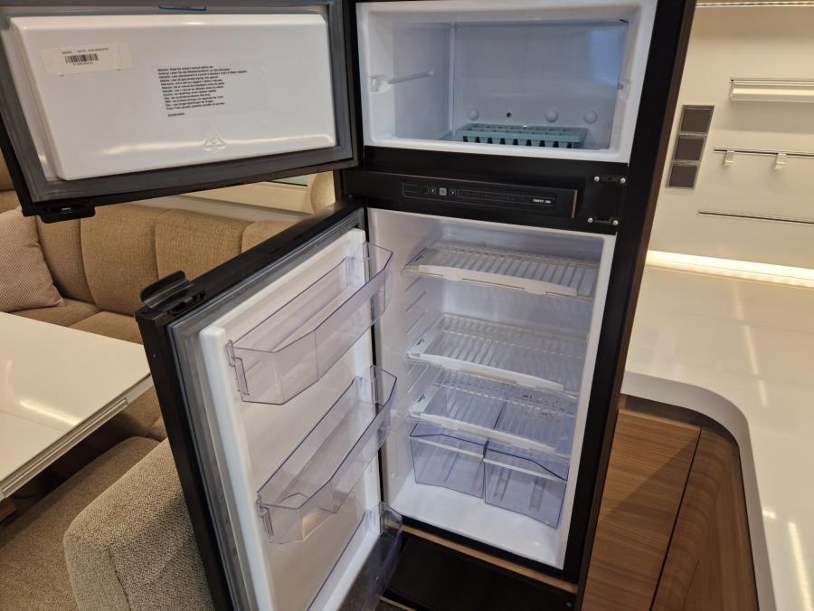 903HT / Markiisi / 2 x TV / Kaasun ulosotto / Kaasu-uuni / Mikro / PP-teline /  Makuupaikat 8:lle