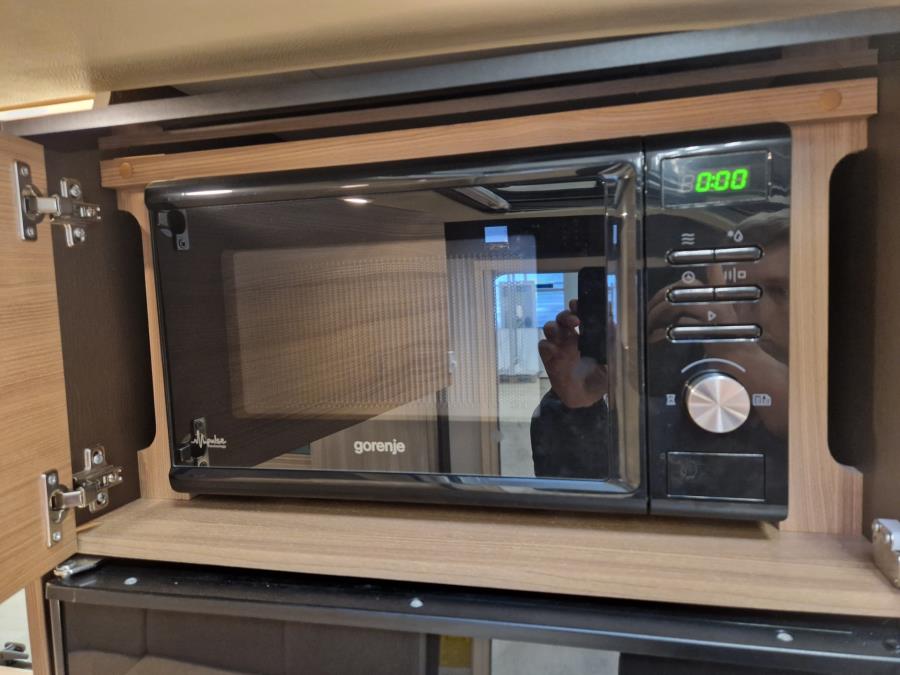 903HT / Markiisi / 2 x TV / Kaasun ulosotto / Kaasu-uuni / Mikro / PP-teline /  Makuupaikat 8:lle