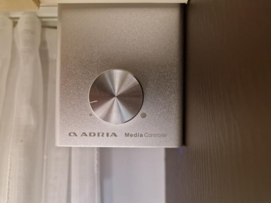 903HT / Markiisi / 2 x TV / Kaasun ulosotto / Kaasu-uuni / Mikro / PP-teline /  Makuupaikat 8:lle