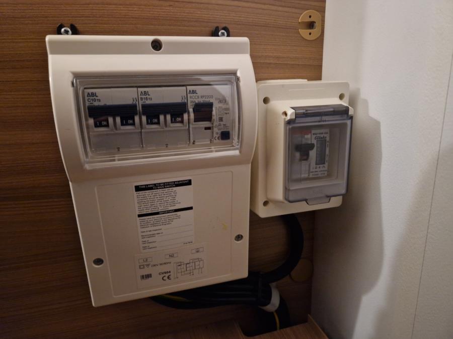 903HT / Markiisi / 2 x TV / Kaasun ulosotto / Kaasu-uuni / Mikro / PP-teline /  Makuupaikat 8:lle