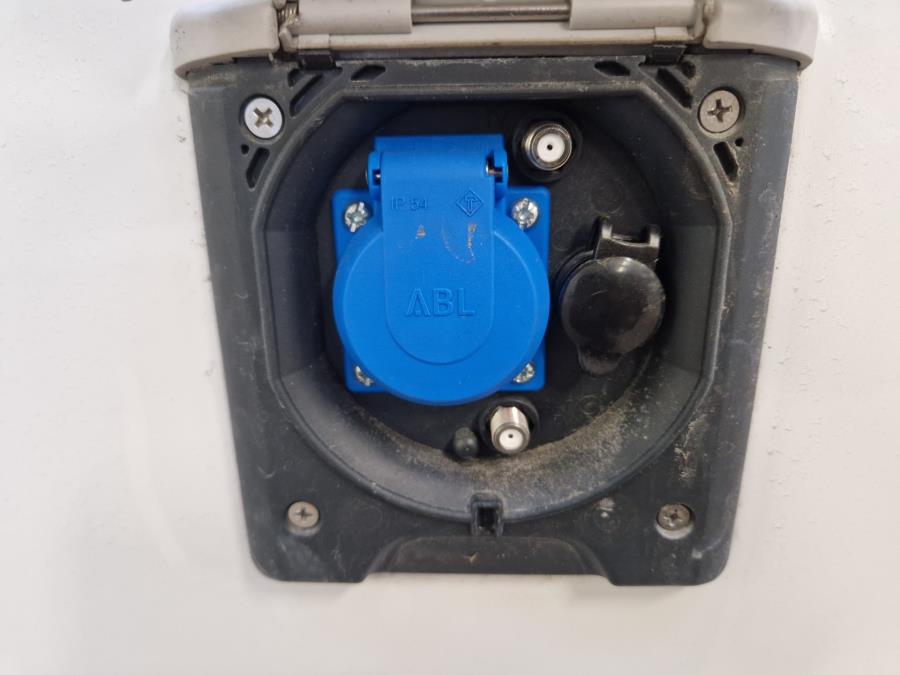 903HT / Markiisi / 2 x TV / Kaasun ulosotto / Kaasu-uuni / Mikro / PP-teline /  Makuupaikat 8:lle