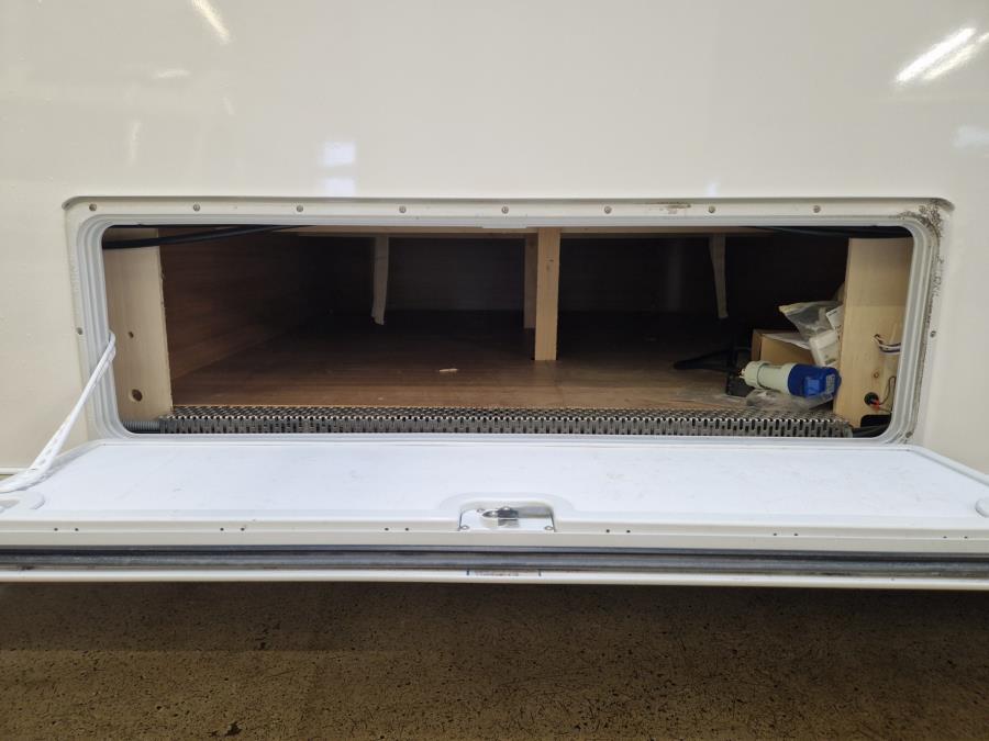 903HT / Markiisi / 2 x TV / Kaasun ulosotto / Kaasu-uuni / Mikro / PP-teline /  Makuupaikat 8:lle