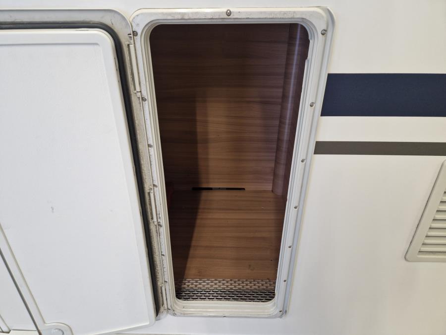 903HT / Markiisi / 2 x TV / Kaasun ulosotto / Kaasu-uuni / Mikro / PP-teline /  Makuupaikat 8:lle