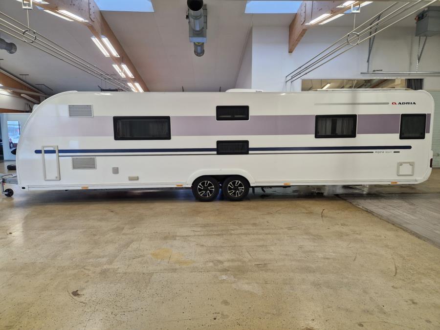 903HT / Markiisi / 2 x TV / Kaasun ulosotto / Kaasu-uuni / Mikro / PP-teline /  Makuupaikat 8:lle