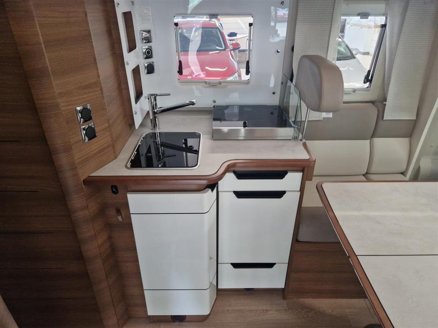 BlueHDi 140 hv Peugeot / Prinsessavuode / Trumatic / Lattialämmitys / Ilmastointi / Vakkari