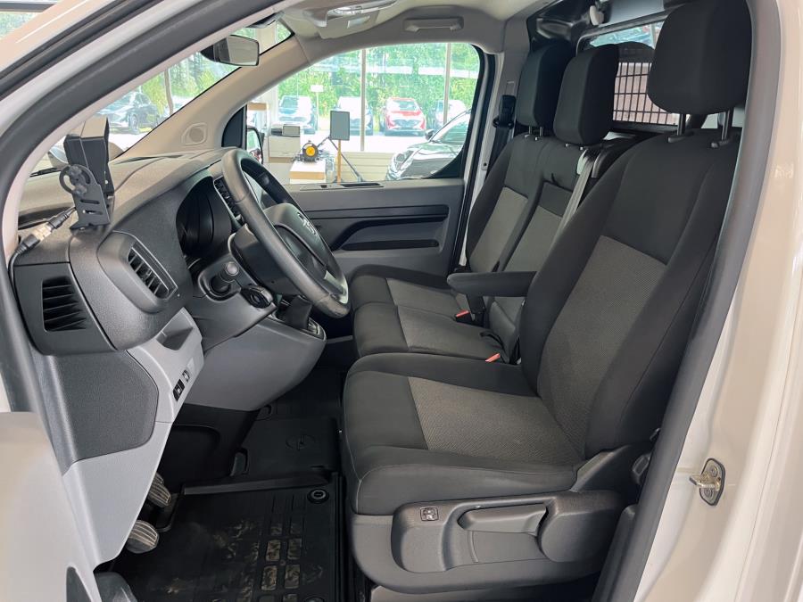 Van L Comfort 145 hv man. / Sis. alv. / Suomi-auto / 1 omistaja / Vetokoukku / Webasto kauko-ohj.