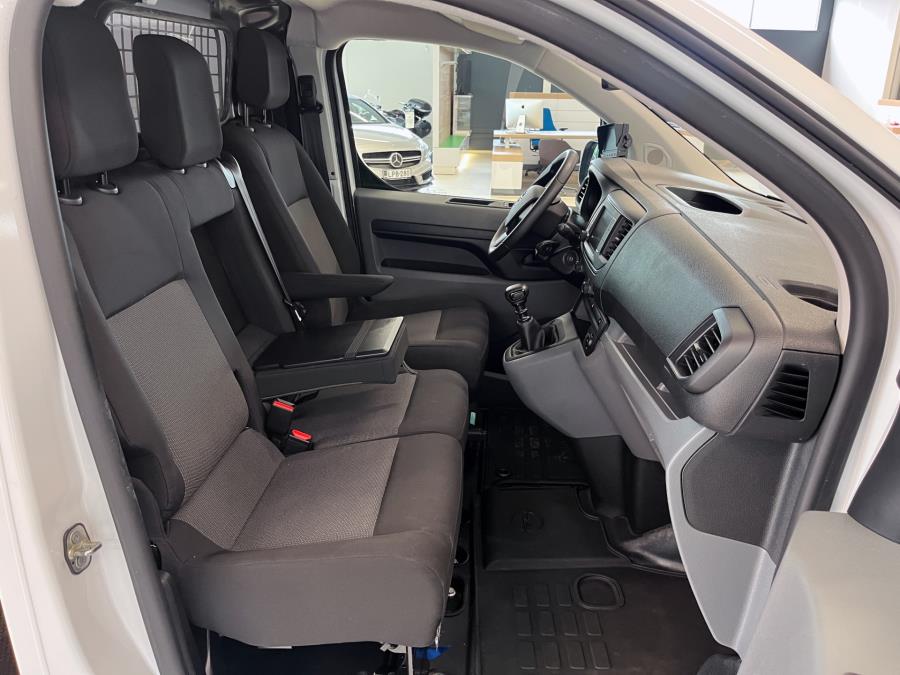 Van L Comfort 145 hv man. / Sis. alv. / Suomi-auto / 1 omistaja / Vetokoukku / Webasto kauko-ohj.
