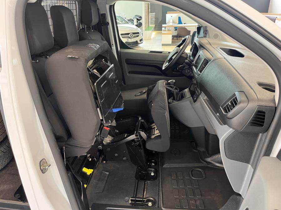 Van L Comfort 145 hv man. / Sis. alv. / Suomi-auto / 1 omistaja / Vetokoukku / Webasto kauko-ohj.