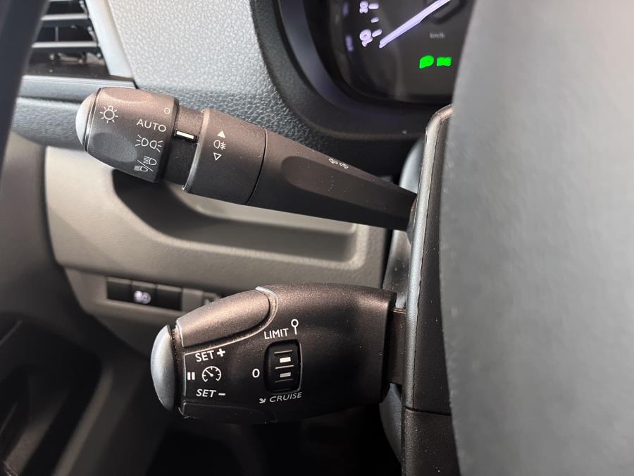 Van L Comfort 145 hv man. / Sis. alv. / Suomi-auto / 1 omistaja / Vetokoukku / Webasto kauko-ohj.