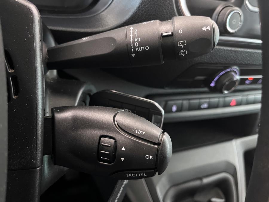 Van L Comfort 145 hv man. / Sis. alv. / Suomi-auto / 1 omistaja / Vetokoukku / Webasto kauko-ohj.