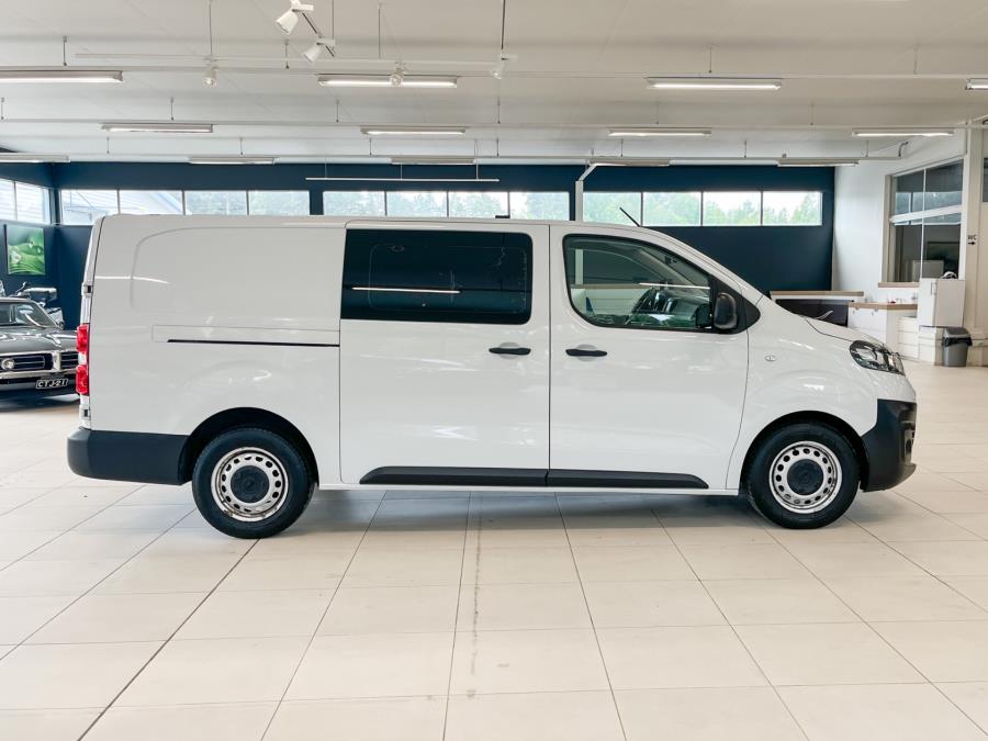 Van L Comfort 145 hv man. / Sis. alv. / Suomi-auto / 1 omistaja / Vetokoukku / Webasto kauko-ohj.