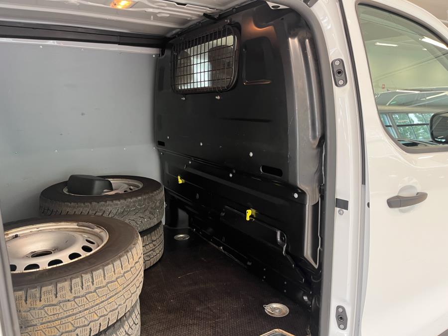 Van L Comfort 145 hv man. / Sis. alv. / Suomi-auto / 1 omistaja / Vetokoukku / Webasto kauko-ohj.