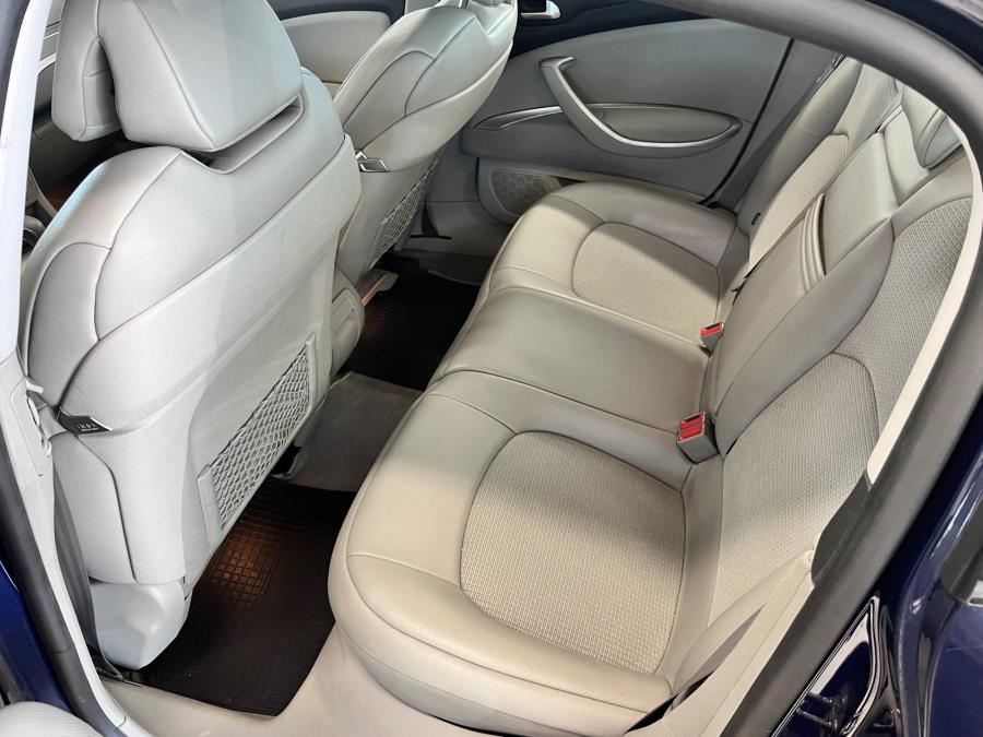 HDi 136 Exclusive Sedan Automaatti /  Suomi-auto / Vetokoukku / Vakionopeudensäädin / Sadetunnistin