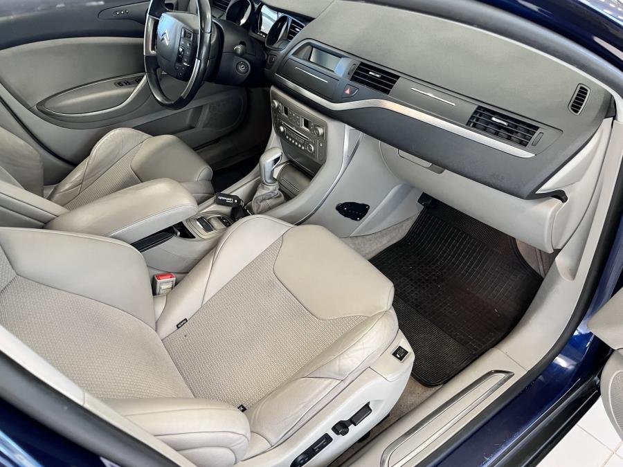 HDi 136 Exclusive Sedan Automaatti /  Suomi-auto / Vetokoukku / Vakionopeudensäädin / Sadetunnistin