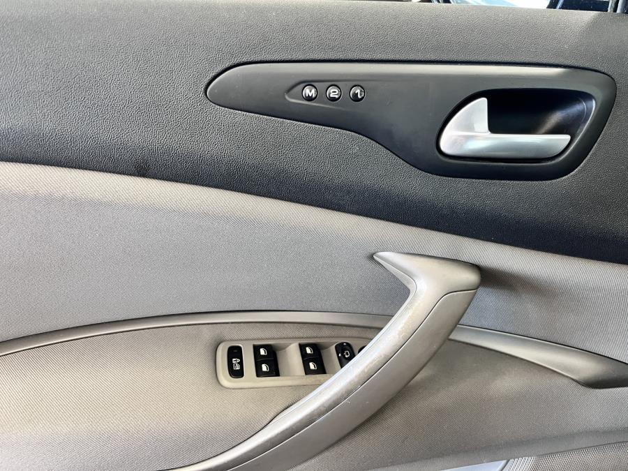 HDi 136 Exclusive Sedan Automaatti /  Suomi-auto / Vetokoukku / Vakionopeudensäädin / Sadetunnistin