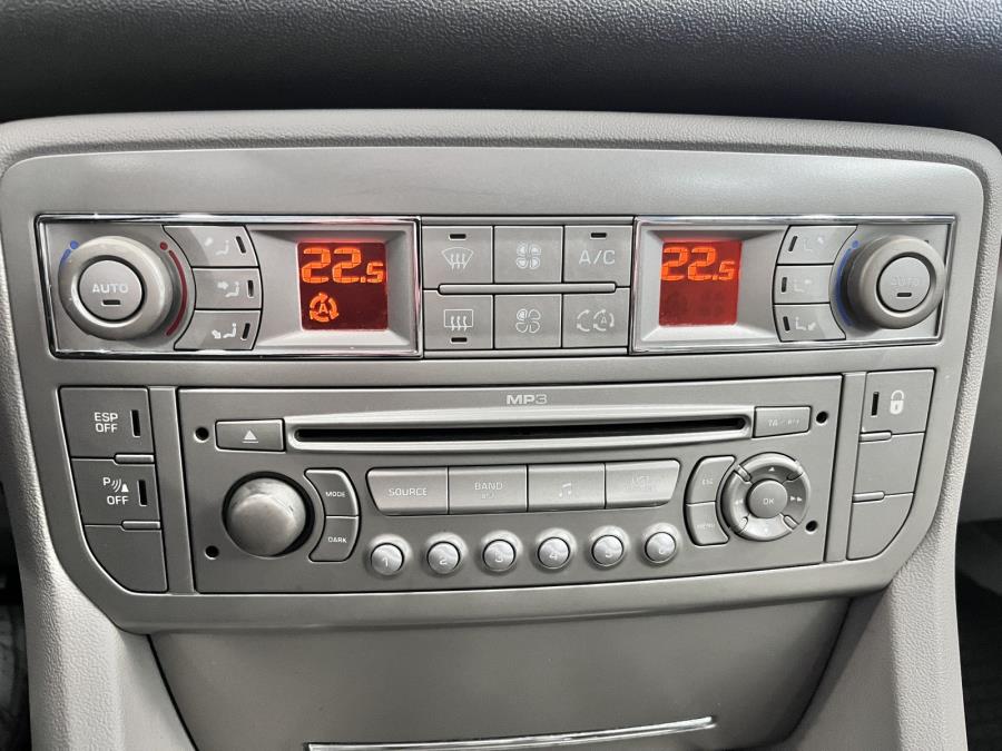 HDi 136 Exclusive Sedan Automaatti /  Suomi-auto / Vetokoukku / Vakionopeudensäädin / Sadetunnistin