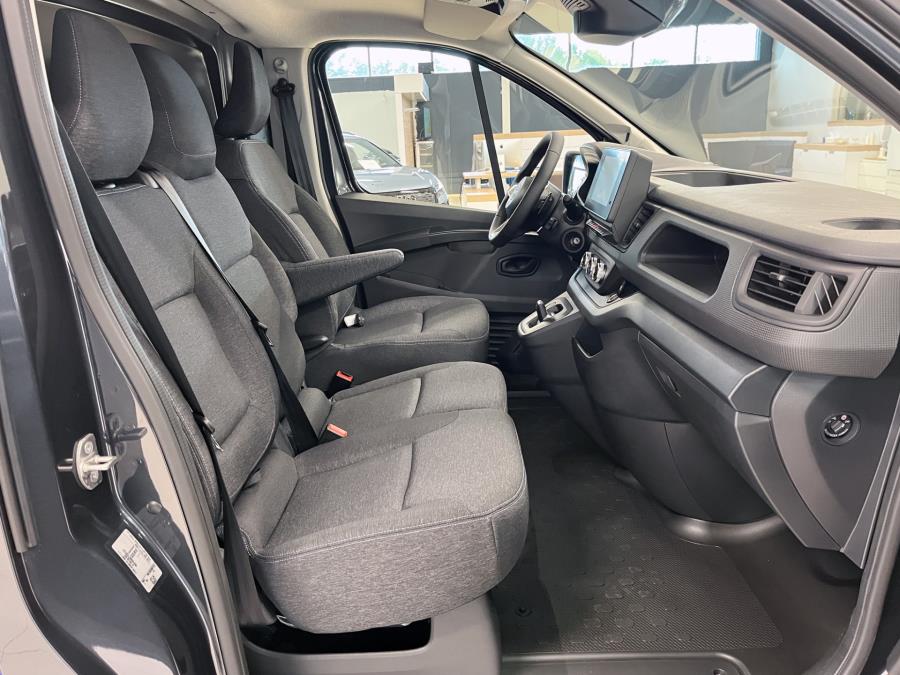 Van dCi 150 hv aut. L2H1 / 2 x sivuovi / Webasto kauko-ohj. / Vanerointi / Vetokoukku / Pariovet