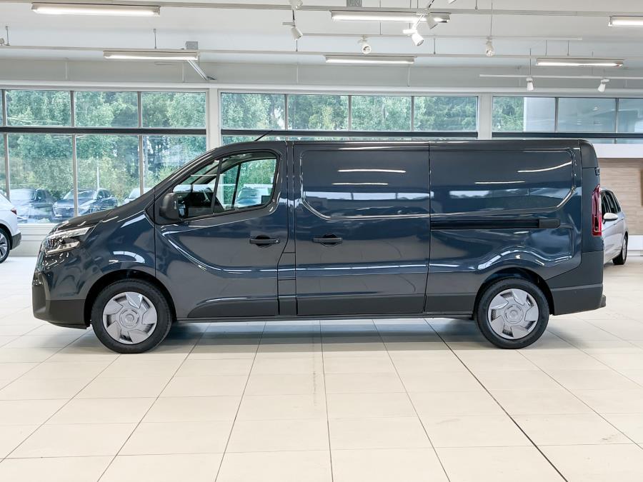 Van dCi 150 hv aut. L2H1 / 2 x sivuovi / Webasto kauko-ohj. / Vanerointi / Vetokoukku / Pariovet