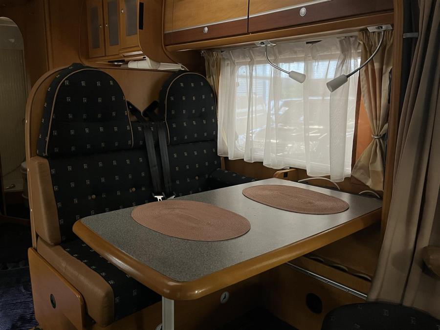 DETHLEFFS RT6844 ESPIRIT/ Suomi-asuntoauto/ Parivuode/ Vakkari/ Ilmastointi/ Markiisi