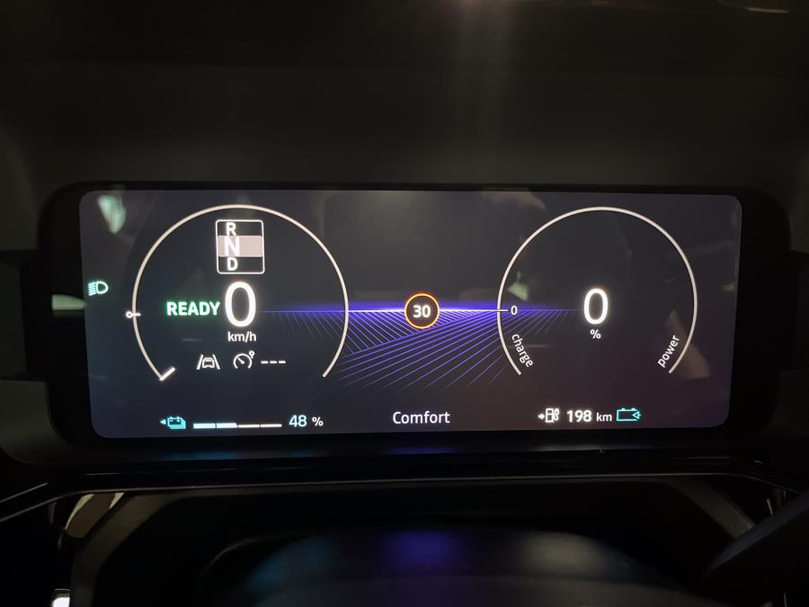 52 kWh Evolve / Takuu 5 vuotta / Toimintamatka 414 km / Lämmitettävä ratti / Kamera