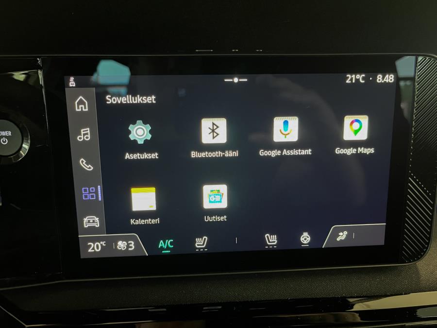 52 kWh Advance / Takuu 5 vuotta / Toimintamatka 413 km / Lämmitettävä ratti / Kamera