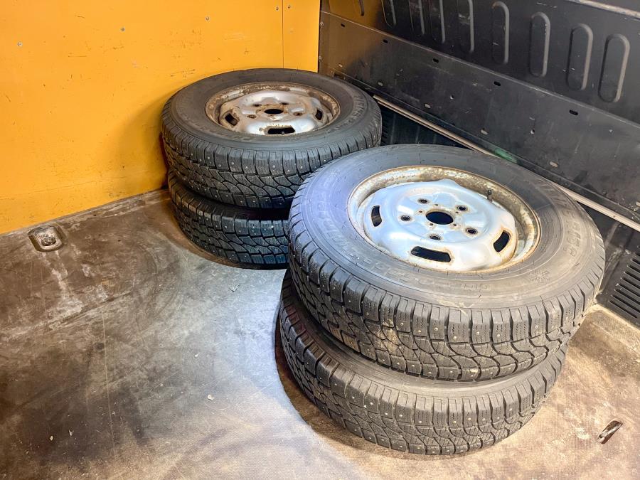 350L 2,4 TDCi 140 hv Trend takaveto puolikorkea / Sis.alv. / Webasto / Ilmastointi