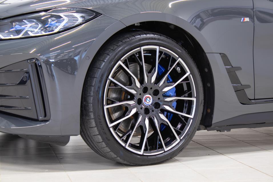 BMW i4 M50 Super Charged / Dravit Grey / Laser / 20" / Hiilikuitulistat / M Teknologia -paketti / ACC / H/K