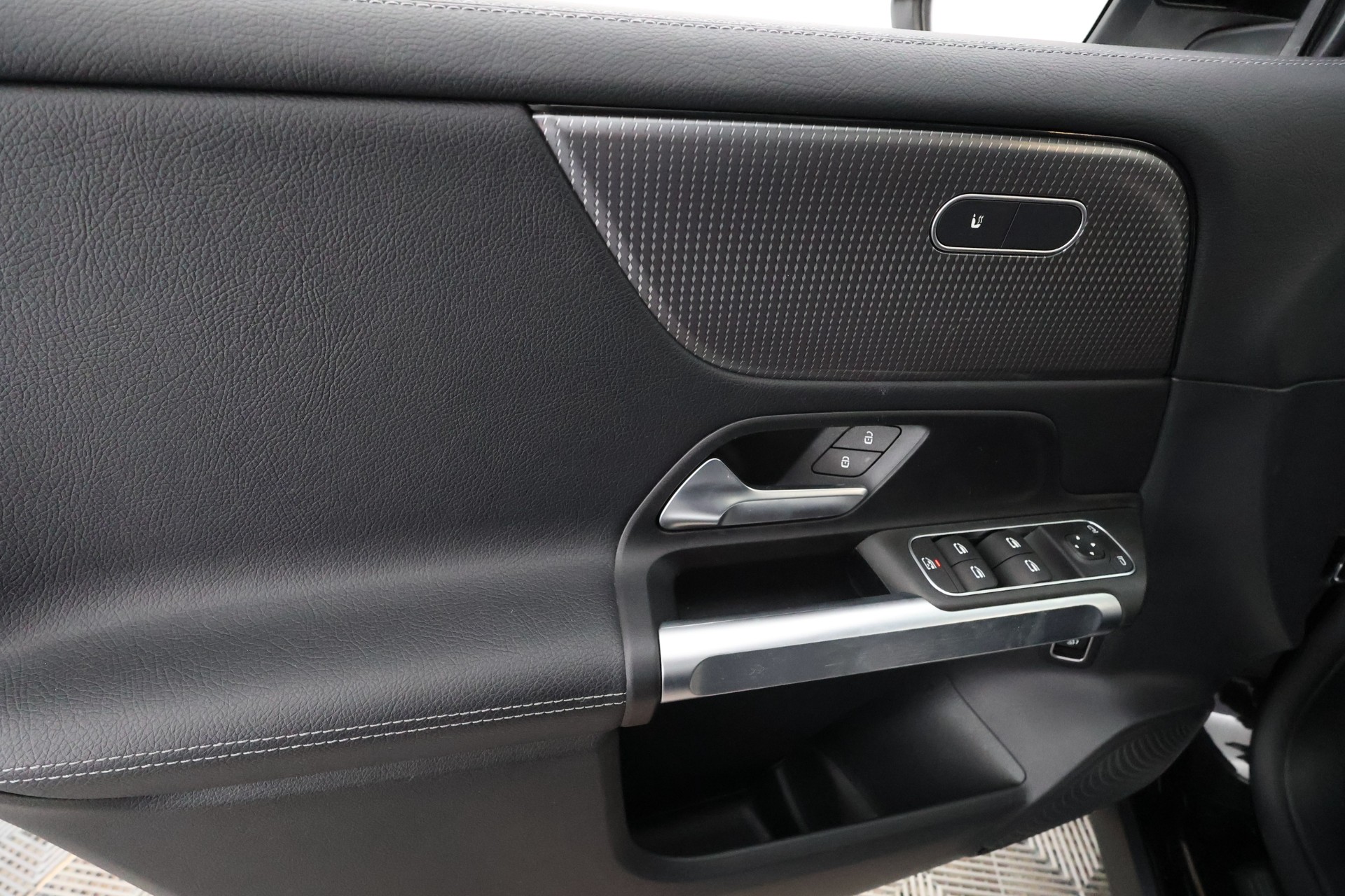 MERCEDES-BENZ GLB 2023