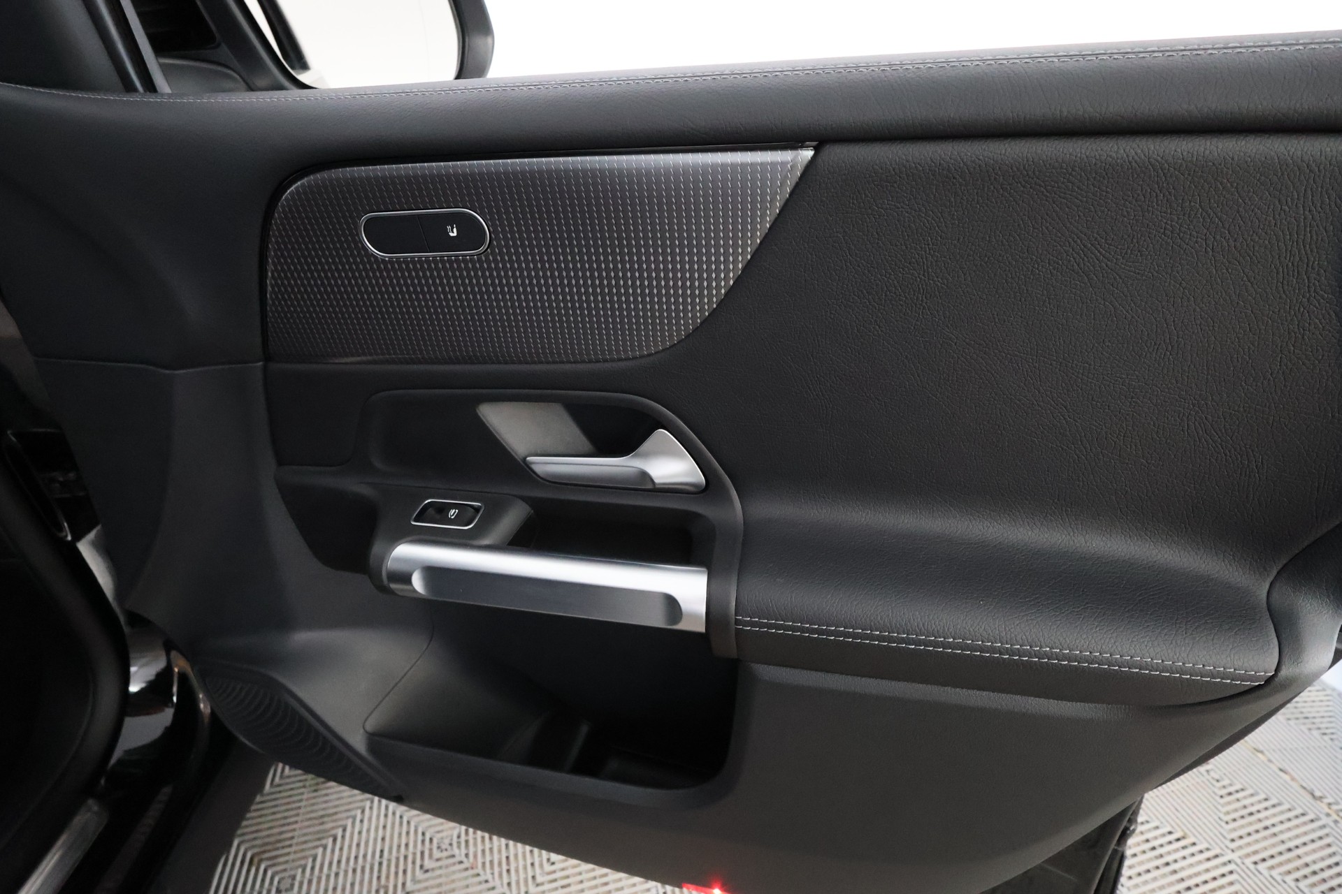 MERCEDES-BENZ GLB 2023