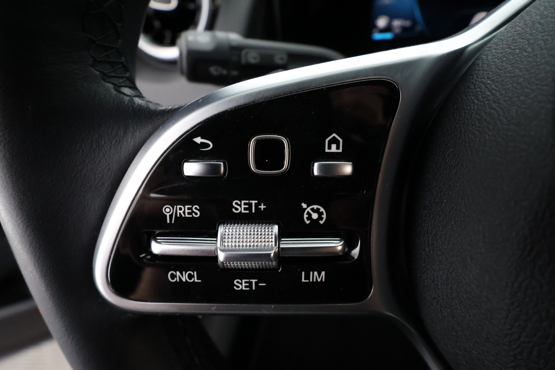 MERCEDES-BENZ GLB 2023