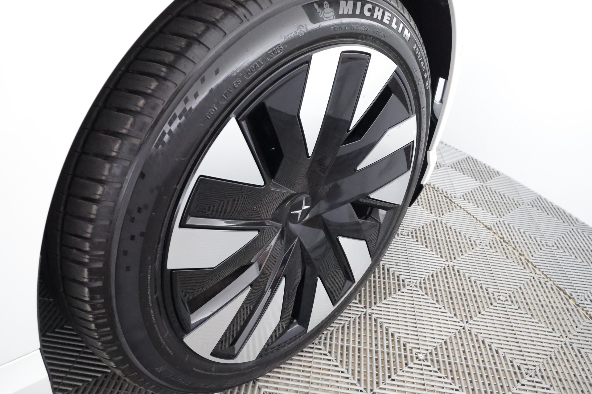 Polestar 4 2025