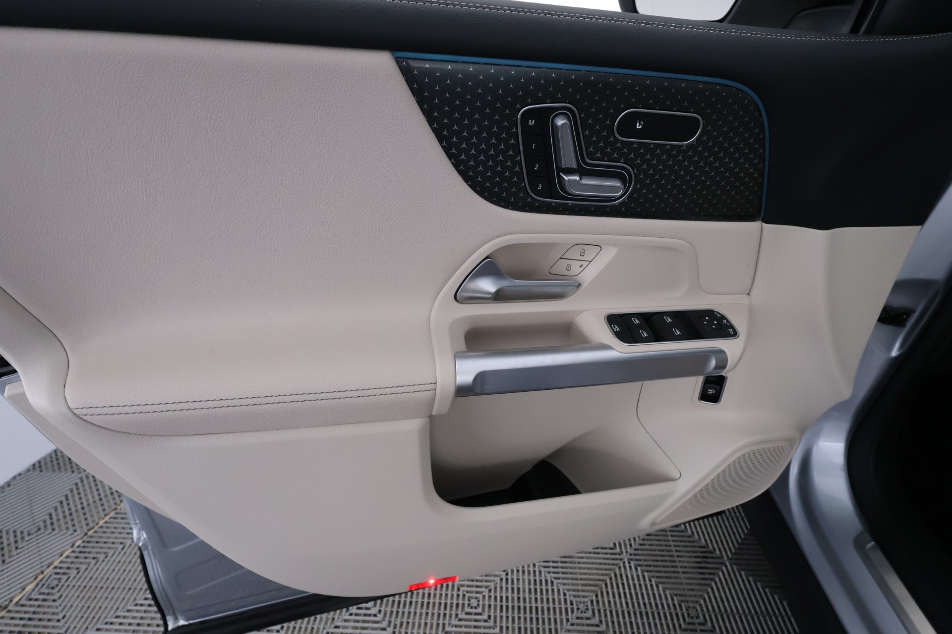 Mercedes-Benz EQB 2024