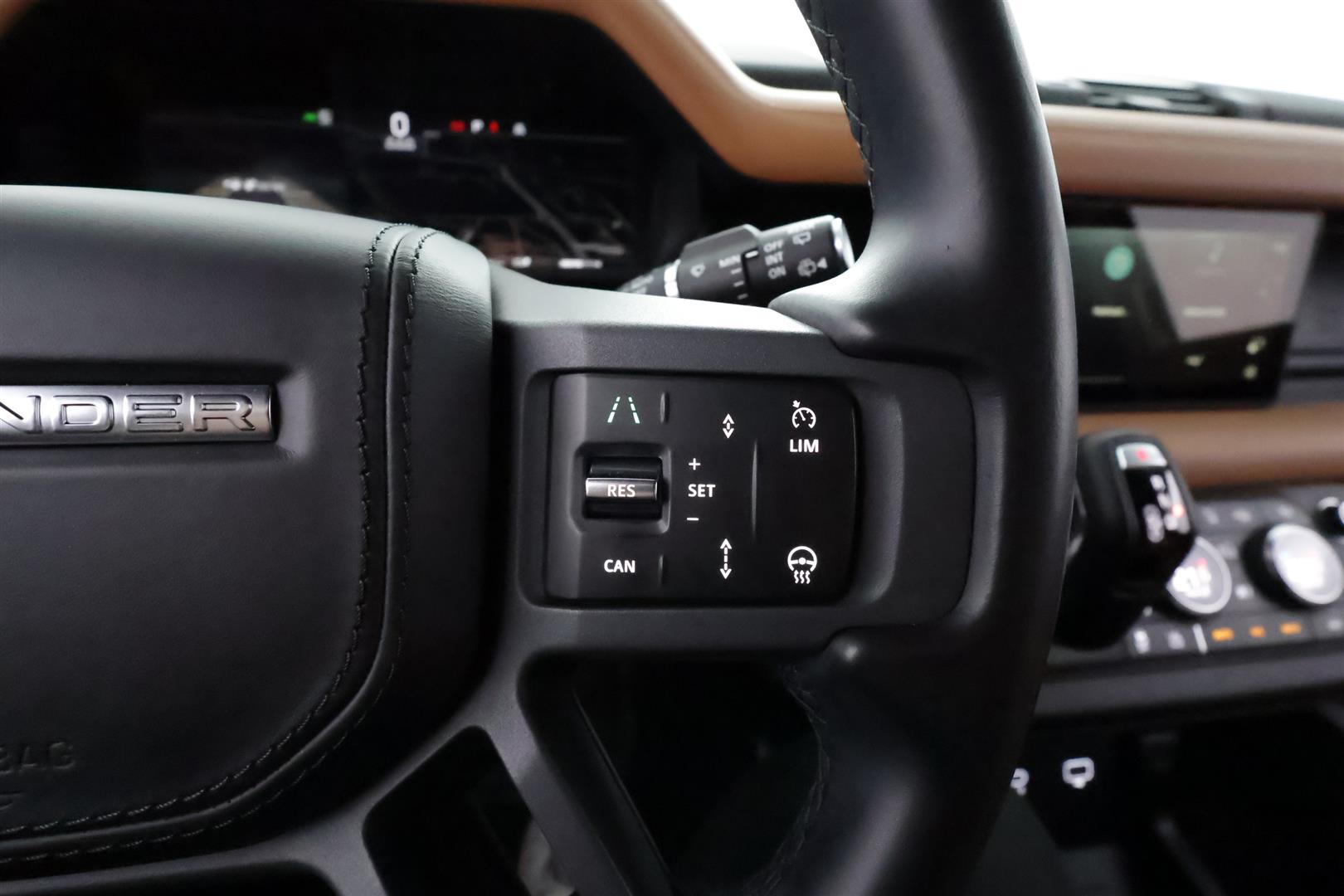 Land Rover Defender 2024