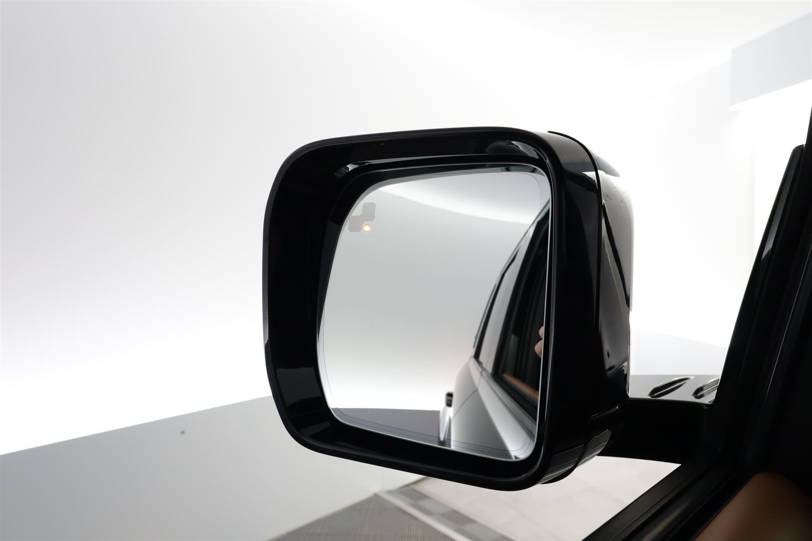 Land Rover Defender 2024