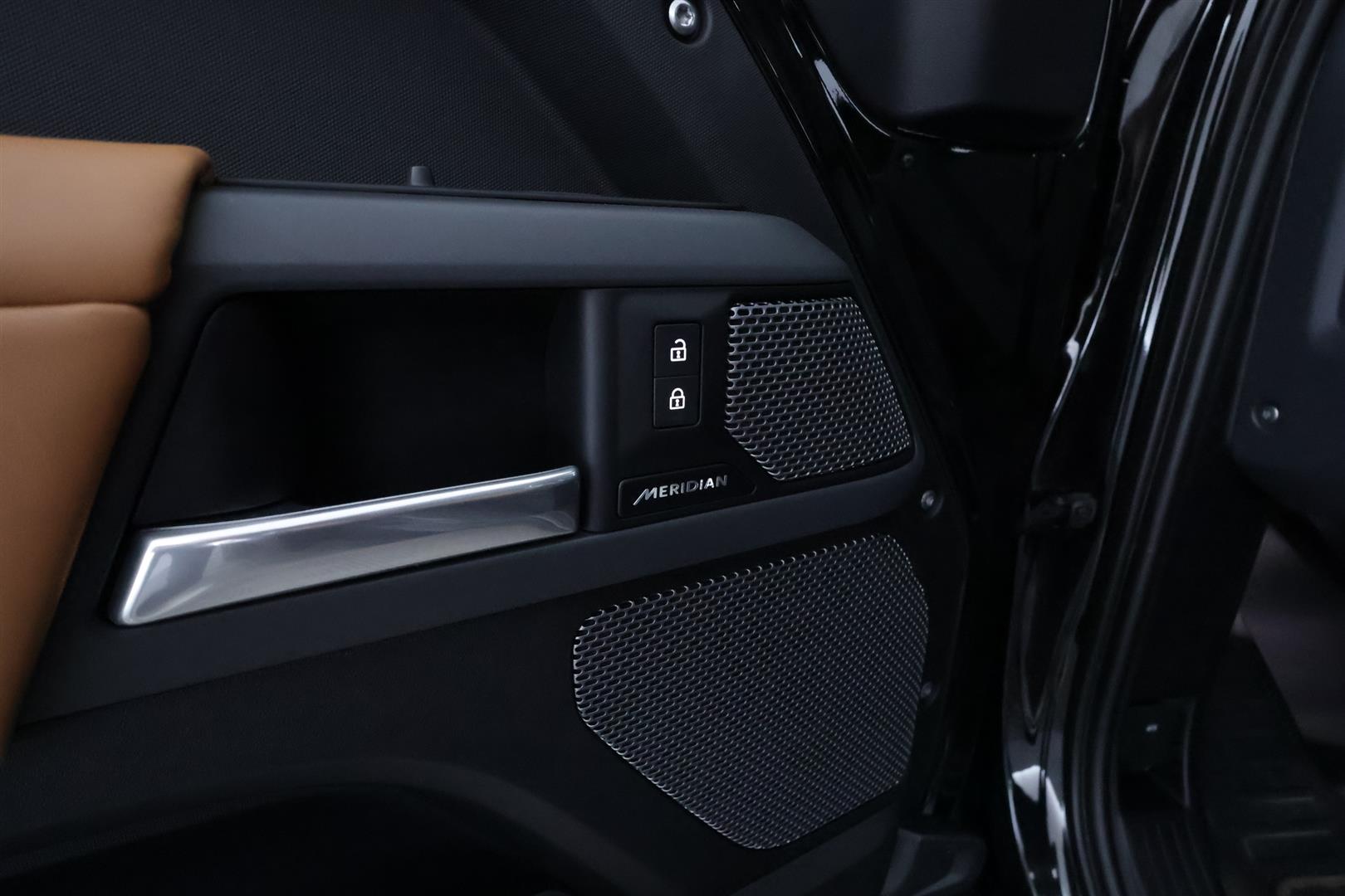 Land Rover Defender 2024
