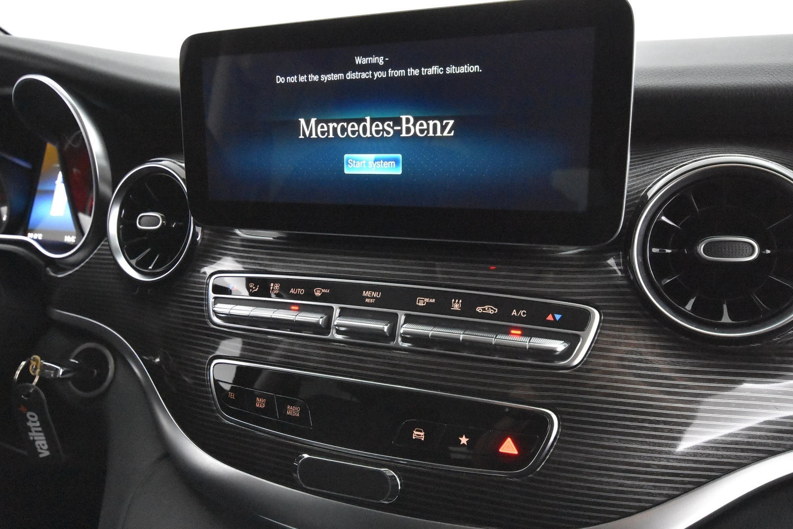 MERCEDES-BENZ V 2022