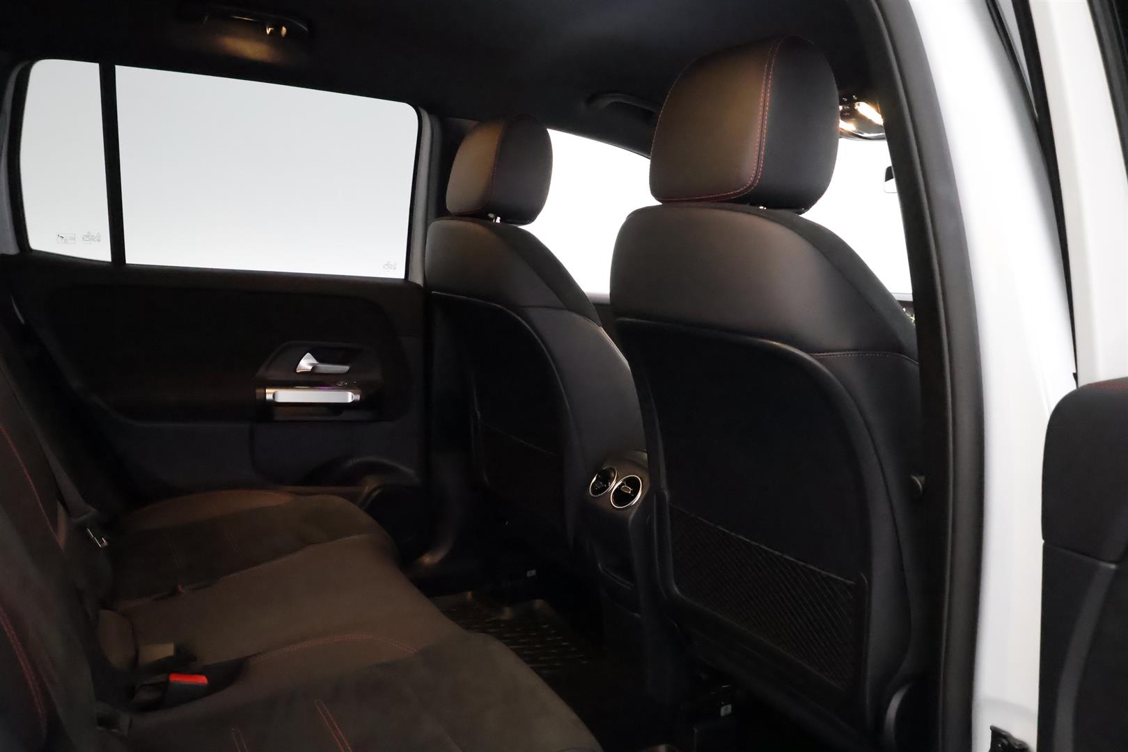 MERCEDES-BENZ GLB 2023