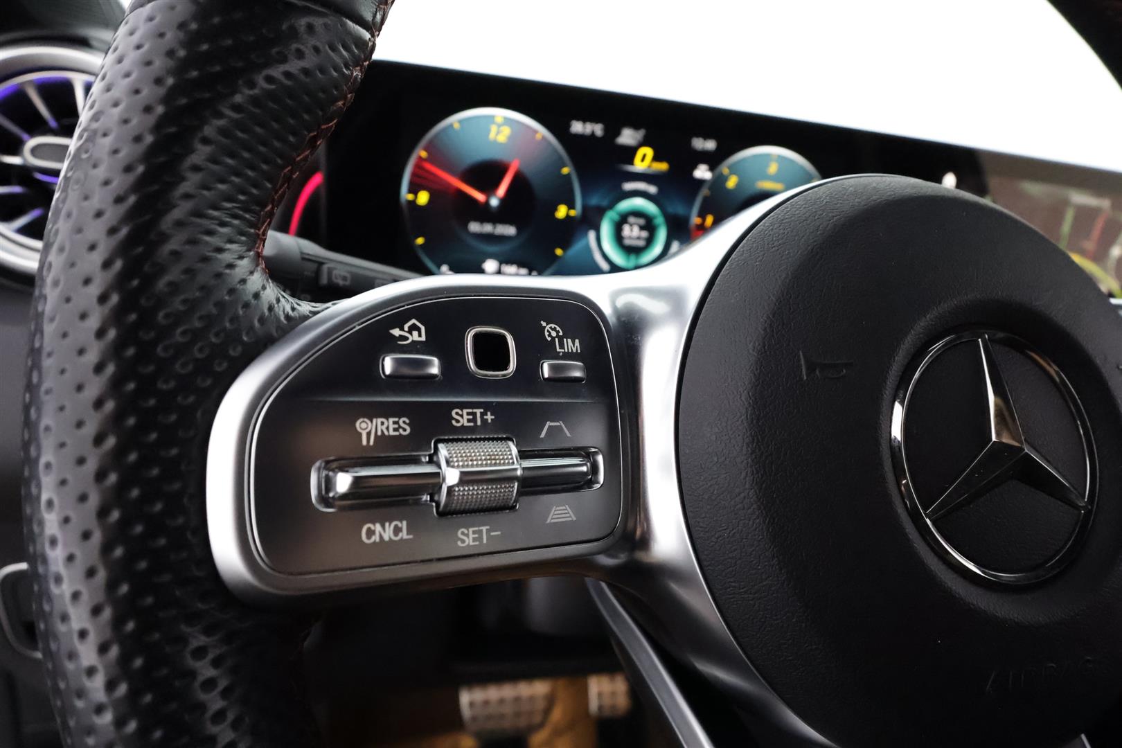 MERCEDES-BENZ GLB 2023