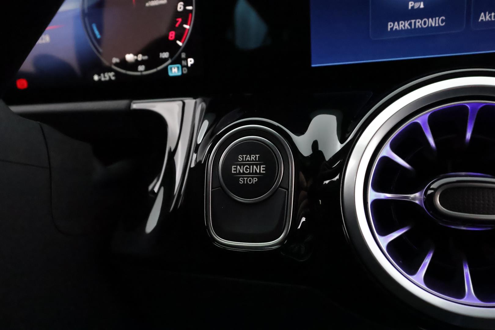 MERCEDES-BENZ GLA 2024