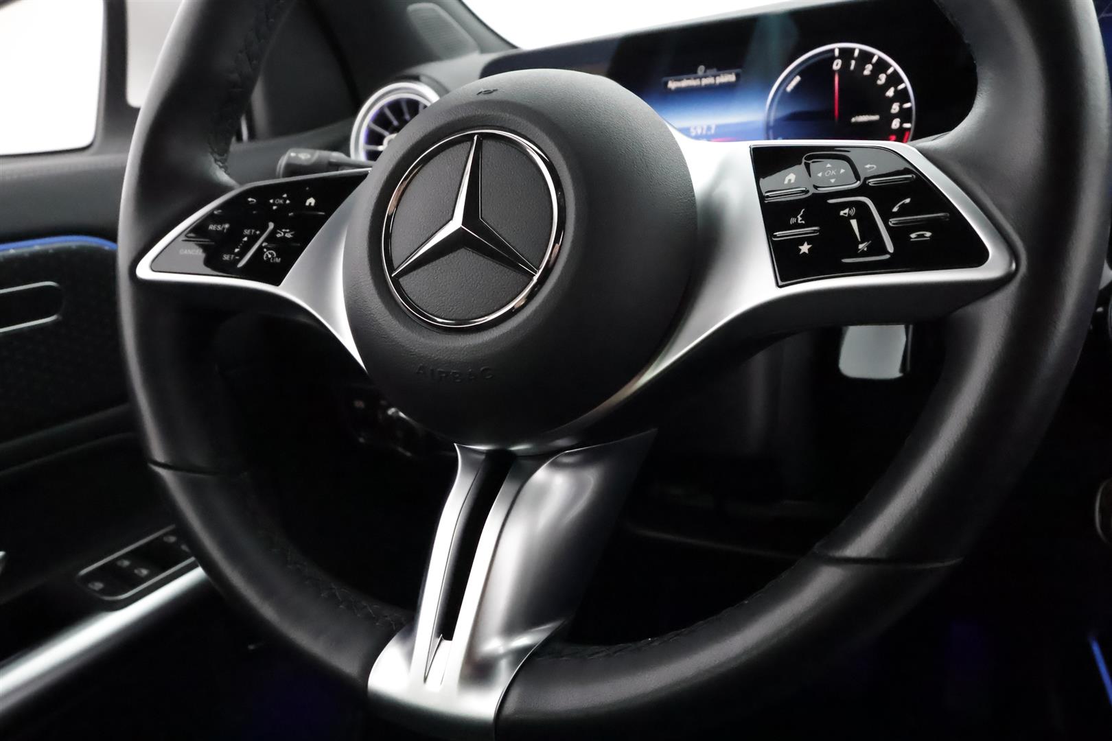 MERCEDES-BENZ GLA 2024