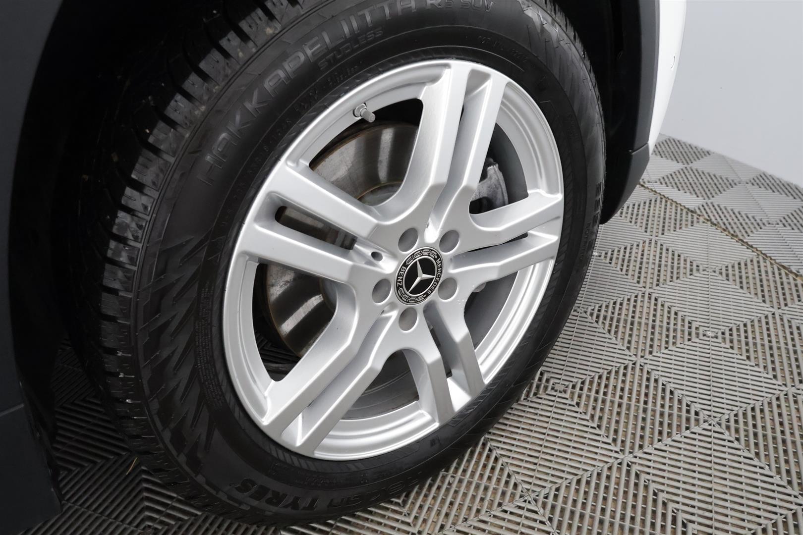 MERCEDES-BENZ GLA 2024