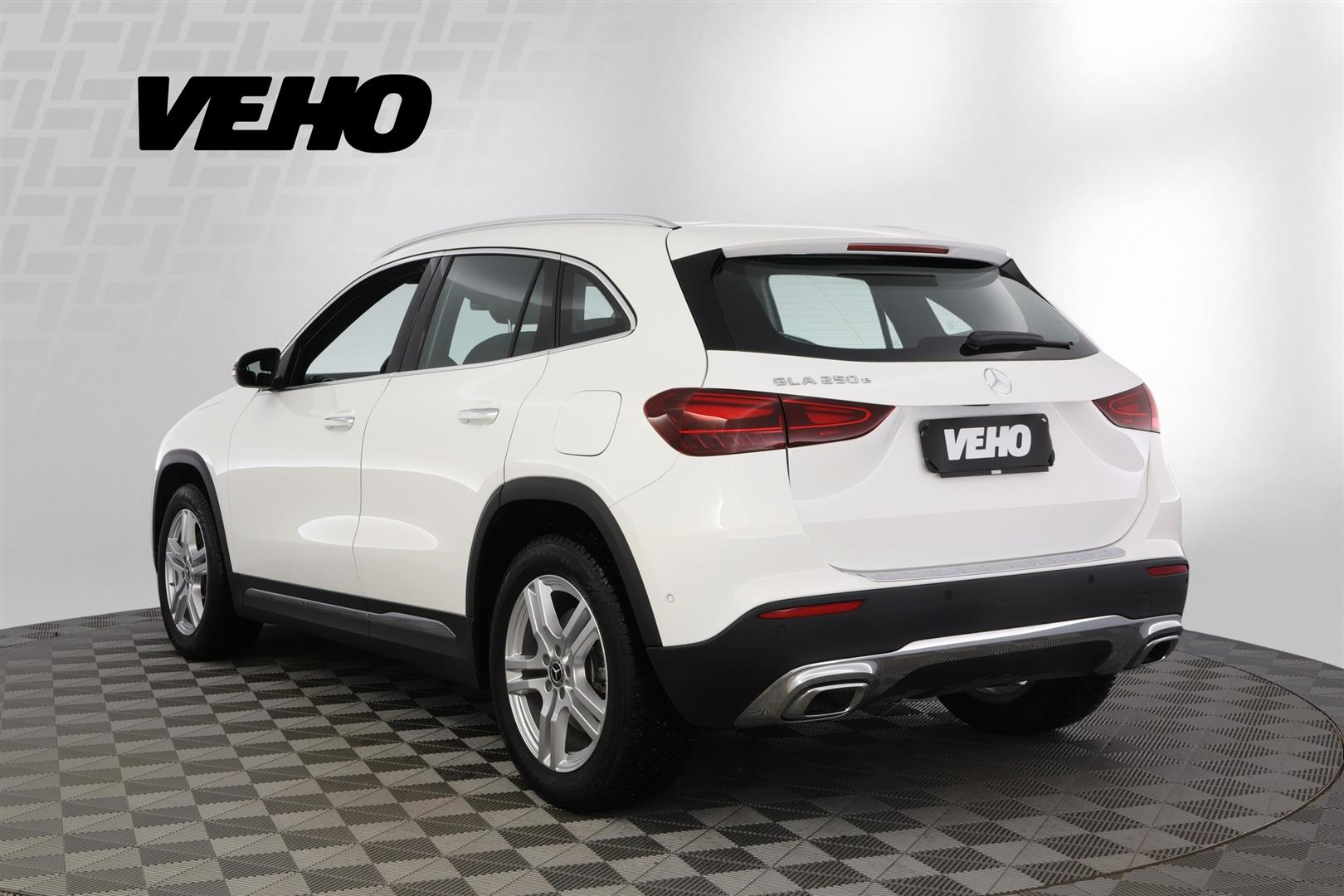 MERCEDES-BENZ GLA 2024