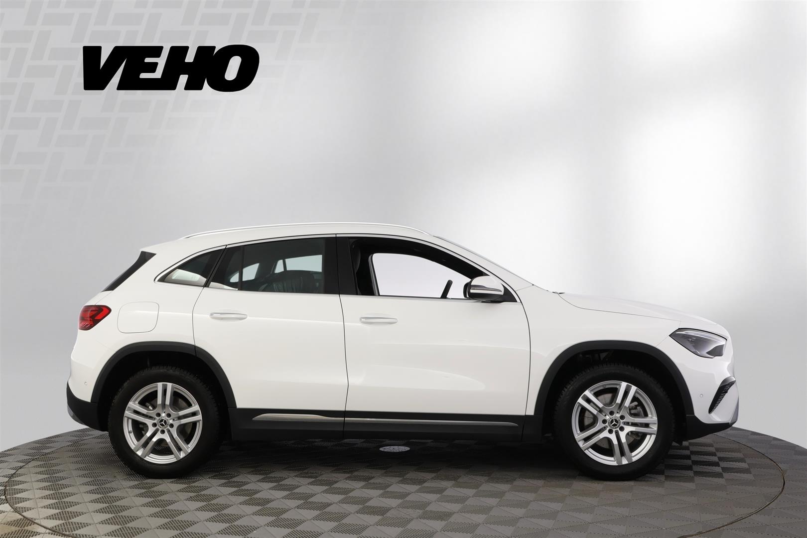 MERCEDES-BENZ GLA 2024