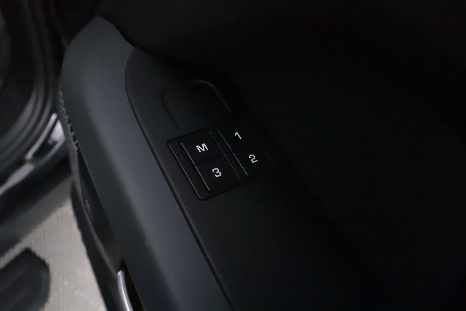 Land Rover Defender 2023