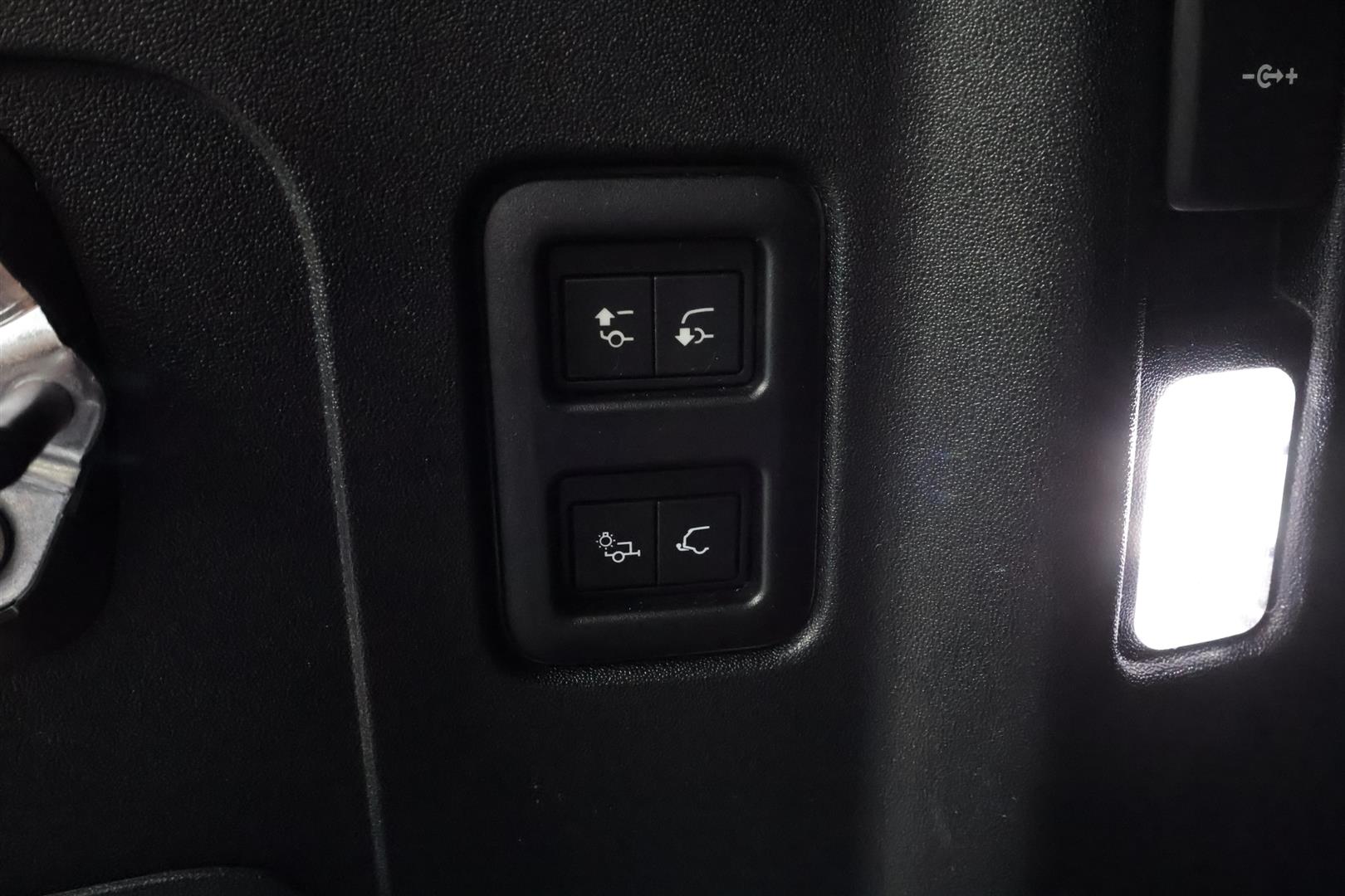 Land Rover Defender 2023
