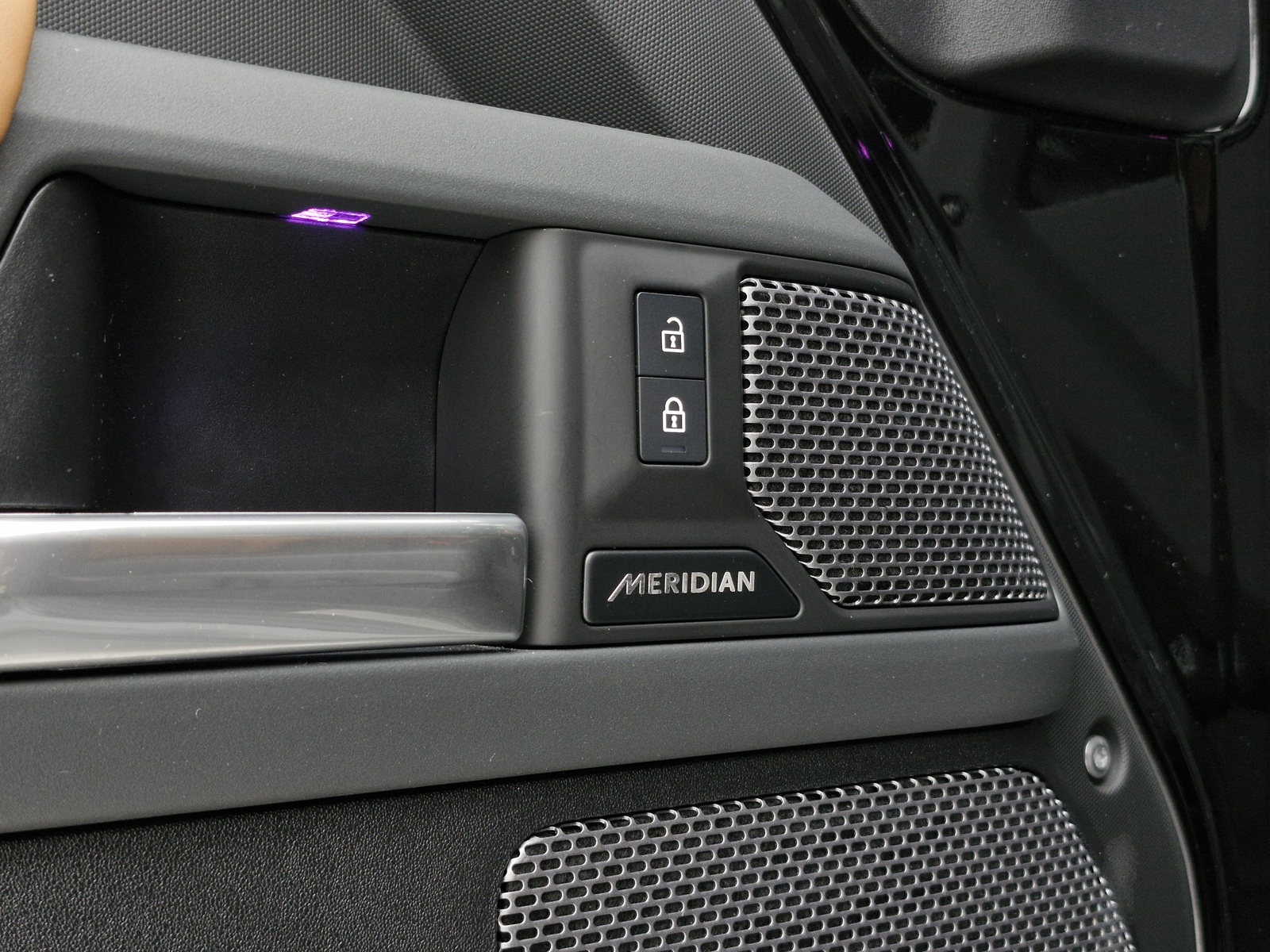 Land Rover Defender 2024