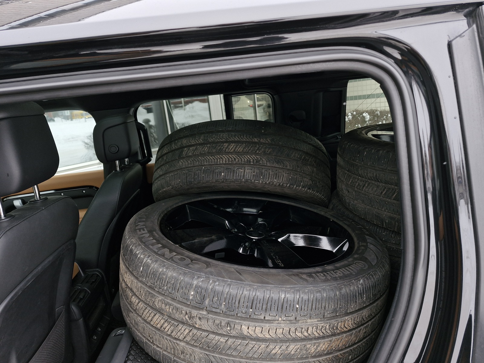 Land Rover Defender 2024